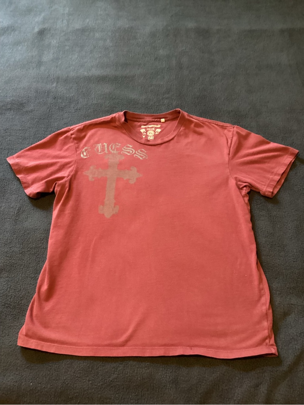 GUESS Men's Maroon Short-Sleeve Tee with Faded Cross Graphic. Size XL. SKU 27